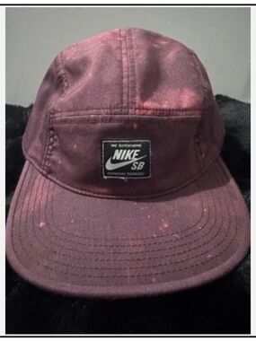 Nike SB Five-Panel Cap in Burgundy with Pink Speckle